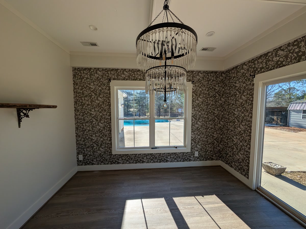 Breakfast room — small-scale floral hung around the windows